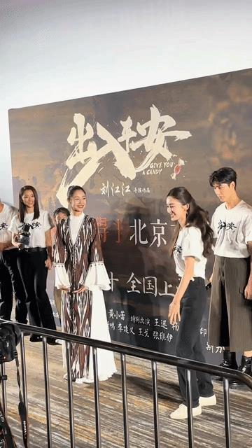 和古力娜扎一起跳舞的女孩娜孜可是全国第一的成绩考入北京舞蹈学院的，确实优秀，从身