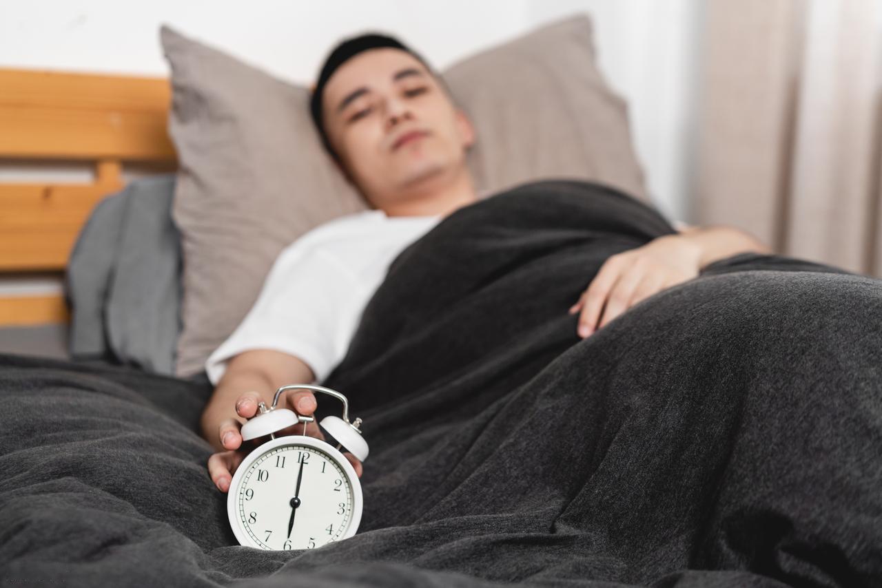 10点睡觉是错误的？医生建议：过了67岁，睡觉尽量要做到这4点不少人一过晚上