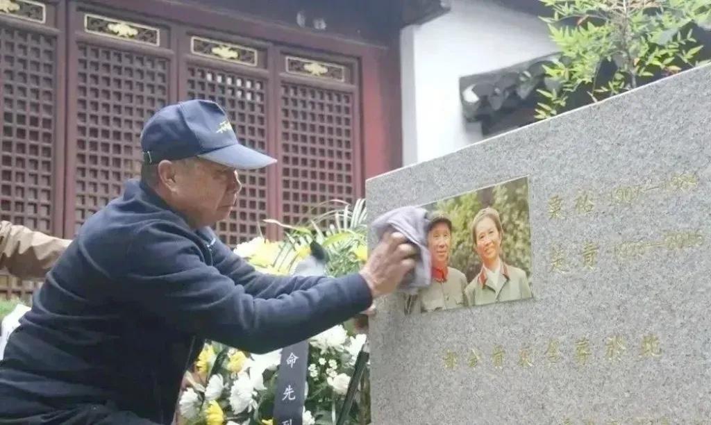 2023年清明，粟戎生在父亲粟裕及母亲楚青墓前祭扫时的留影，粟裕大将在1984年