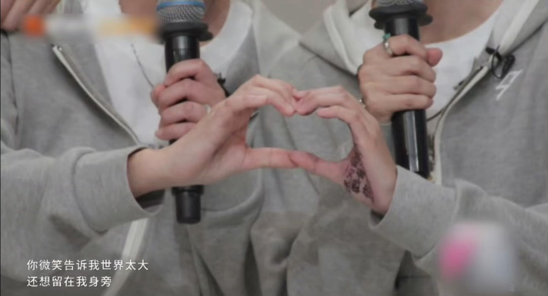 侯宇小考写了一整个手的小抄浪姐一公小考笑不活了家人们！侯宇把小抄写满整只手，这