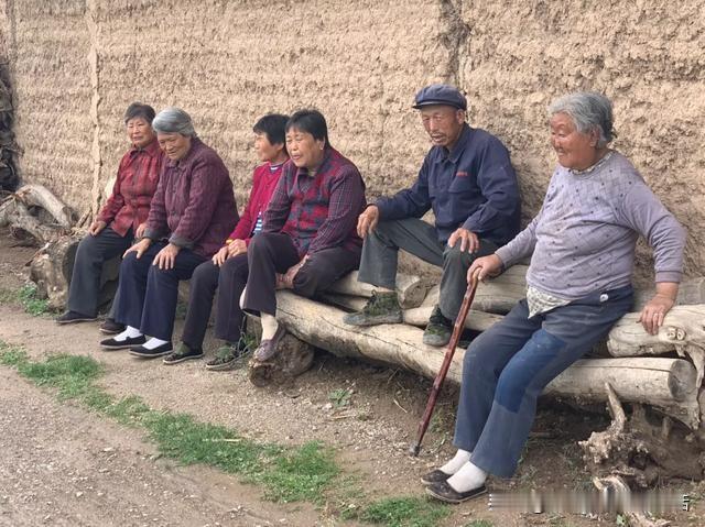 农村怪事：拿高退休金的老人，在村里反倒不受欢迎我们村只有200人，有四五个