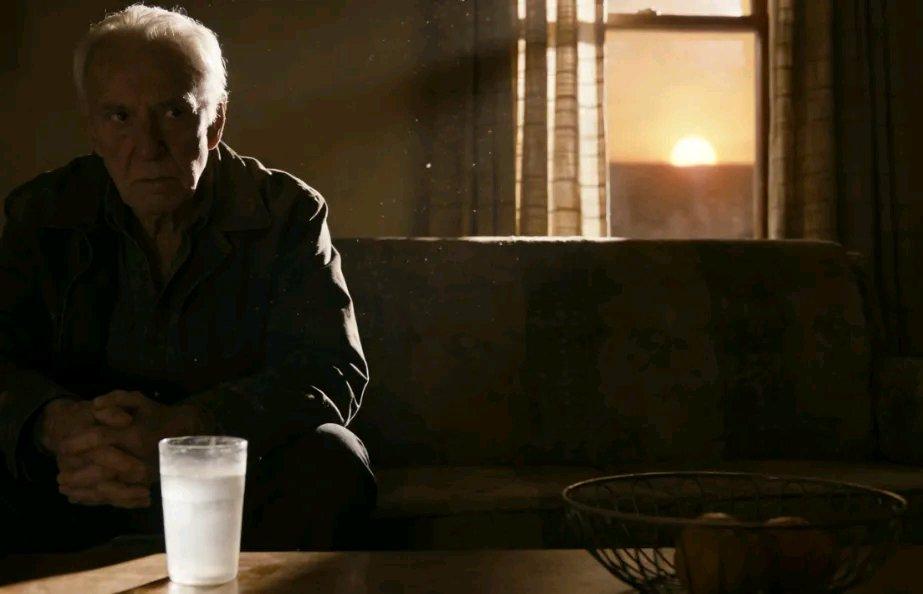 刚办完退休手续，我捏着那支用了半辈子的英雄钢笔直发颤。回到家，看着这住了几十年的