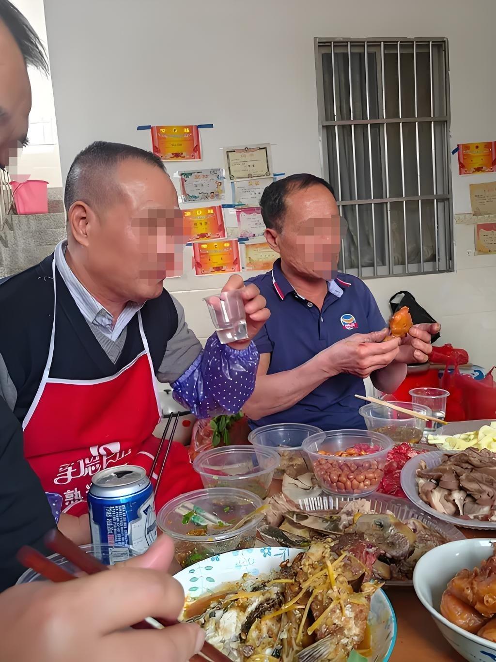 张大伯家生有三个儿子，娶了三房媳妇。一大家子住在农村同一幢自建楼里，各自都有家庭