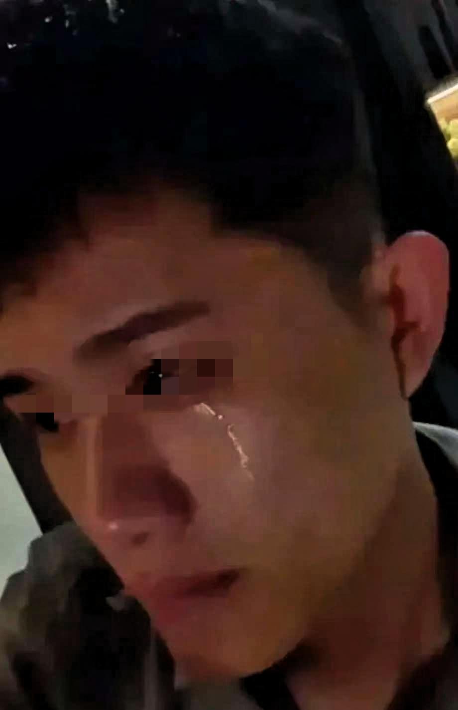 山东一男孩，因为太穷辍学打工，工厂老板见他懂事好学，心生不忍，主动出资供他重返校