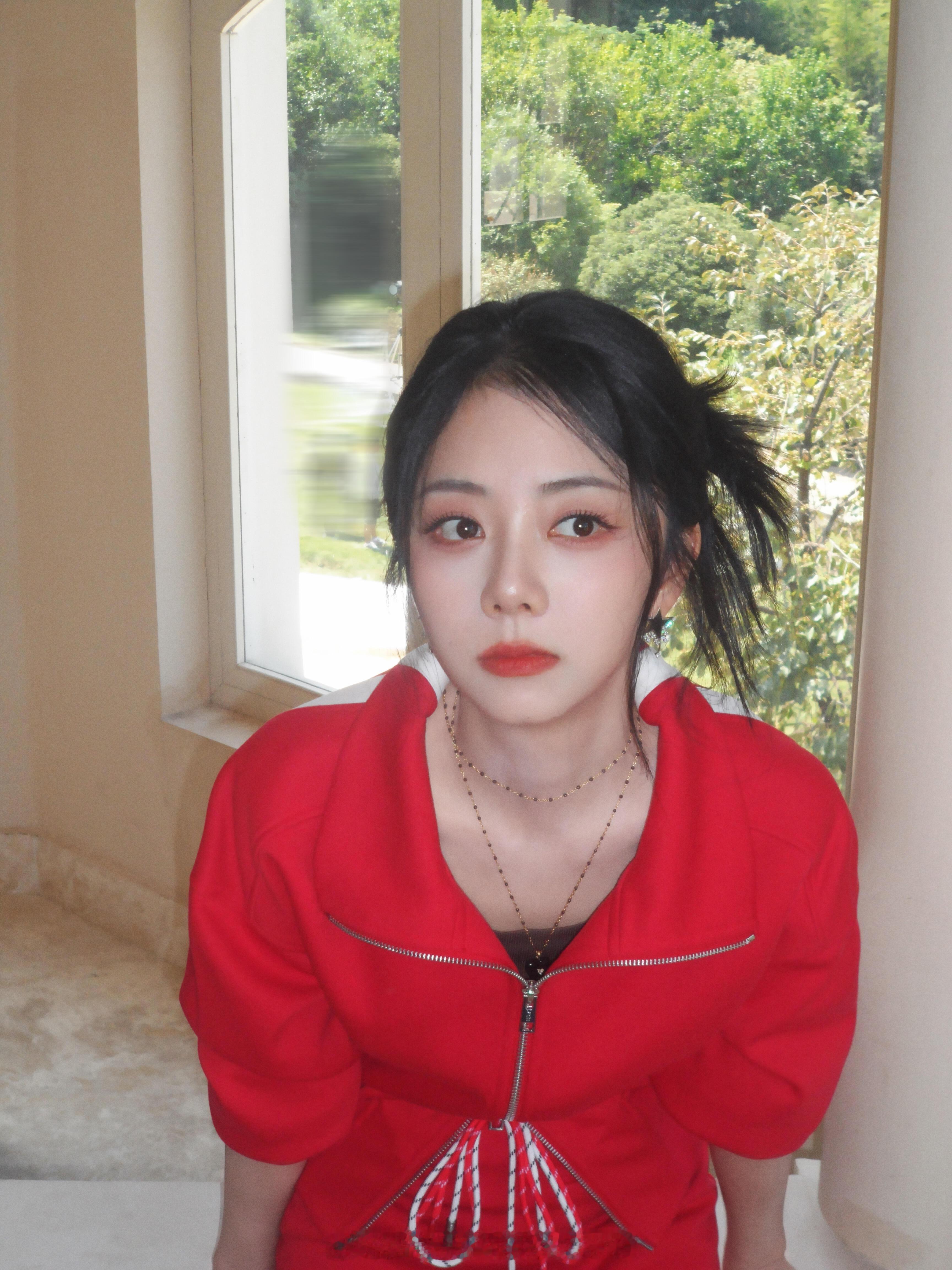 谭松韵今日营业照，千禧年辣妹风！！​​​