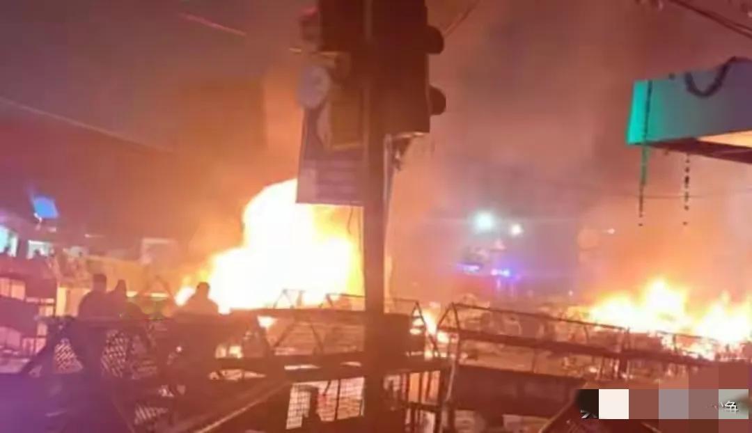 新德里红堡地铁站的一声巨响，把莫迪架在了“必须报复”的火上烤！12人死亡、20多