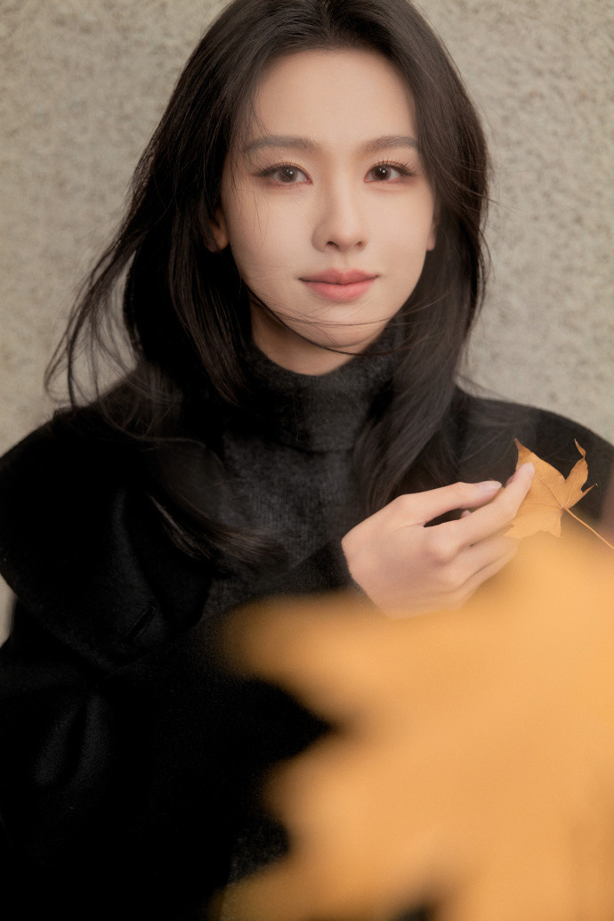 陈都灵黑大衣高智感陈都灵黑大衣高智感，漫步街头与秋意擦肩，陈都灵黑大衣look