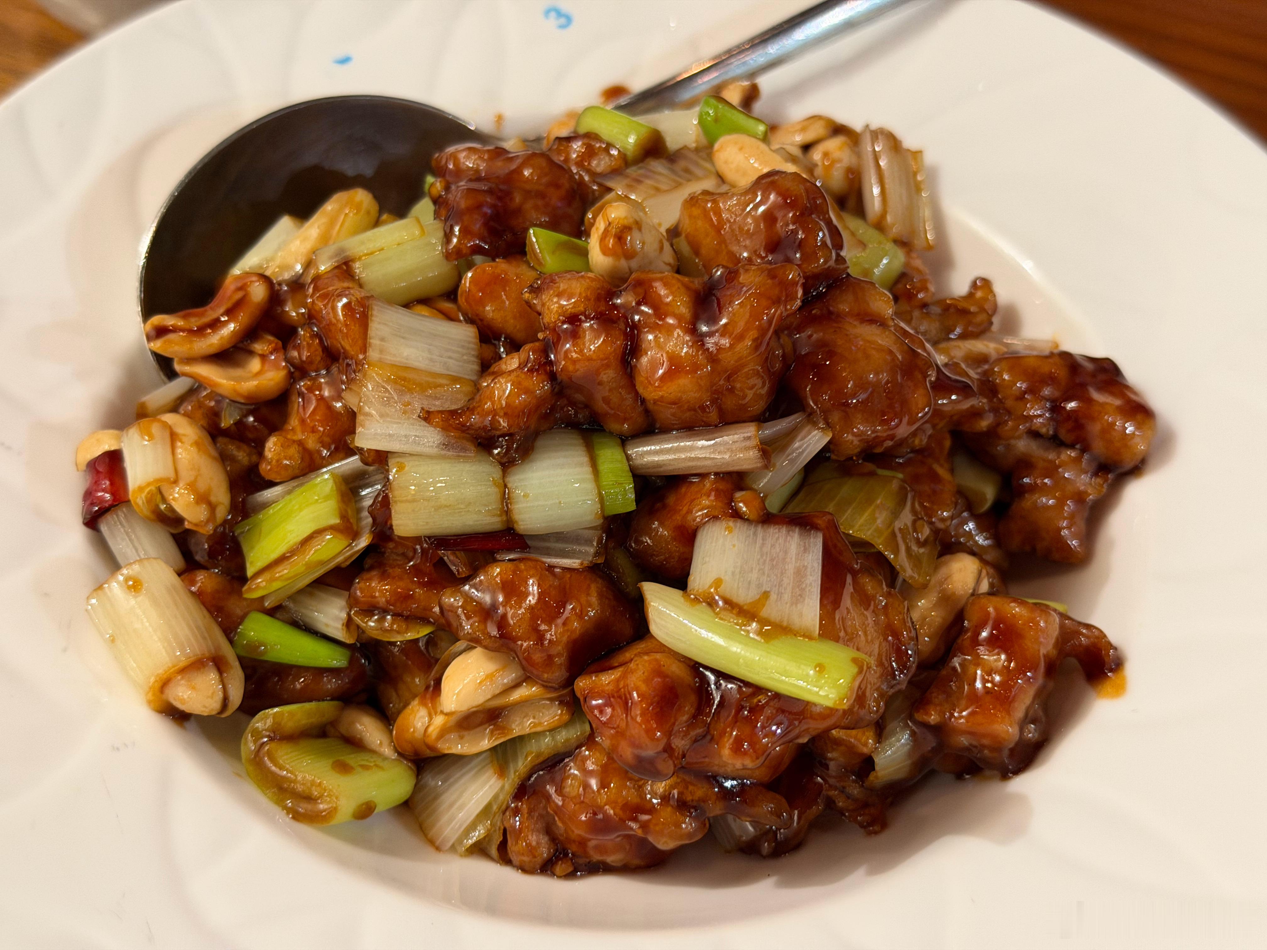 今天晚饭清真菜馆又发现的一家新店南门涮肉开的南门小馆宫保鸡丁和川菜馆不一样偏甜不