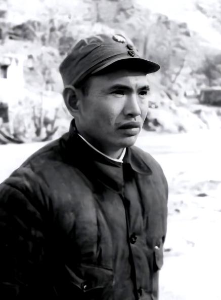1939年，日军冲锋时，竟脱掉军装，只穿白衬衣。副团长王耀南非常疑惑，但看到战士