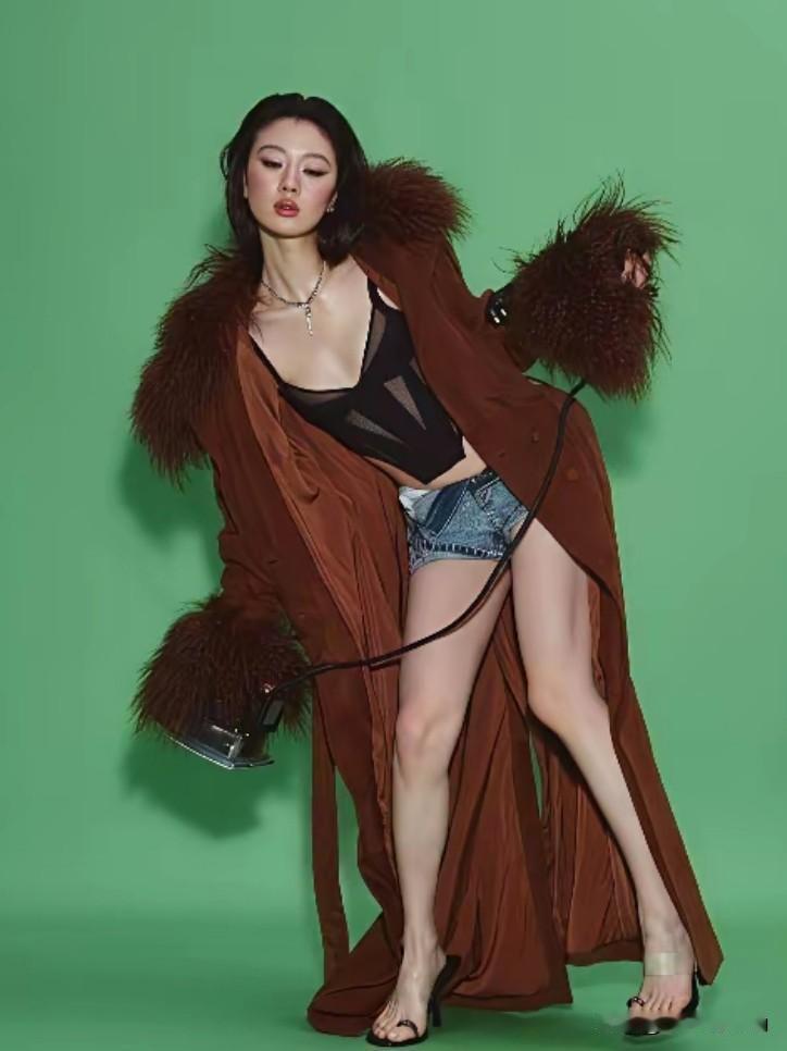 单依纯一条拉开的裤链，把全网的“道德标兵”全炸出来了！近日单依纯出席宣传活动