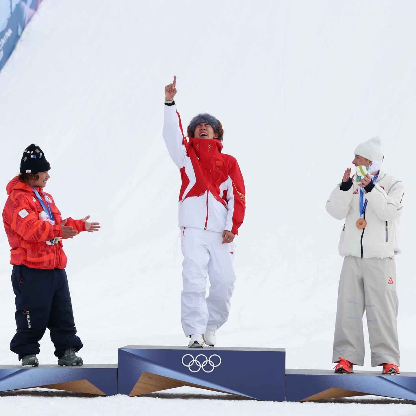 苏翊鸣戴着金牌拜年这张照片绝了！哈哈哈哈，弟弟很会，TobeNo.1！耶斯