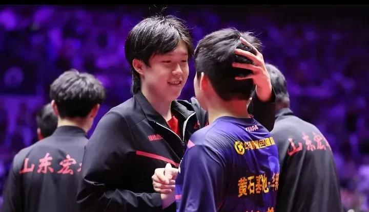 山东魏桥队里那俩总闹腾的家伙，比赛输赢都不影响他们整天打打闹闹山东队里有两个爱