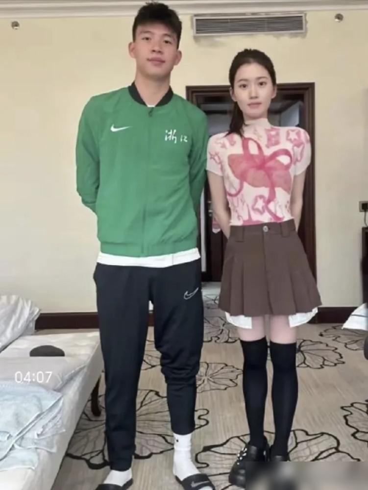 有人照顾真好，王钰栋带着姐姐去留洋！随着王钰栋签约瑞士经纪公司，他的留洋之路也正