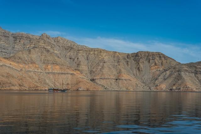 美：老弟，你家那几条大船怎么还在霍尔木兹海峡晃悠？赶紧撤出来，那边要炸了！中：