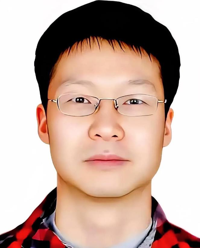 刷到过一条扎心的留言：“我今年56岁，看着病床上89岁的老母亲，第一反应不是心疼