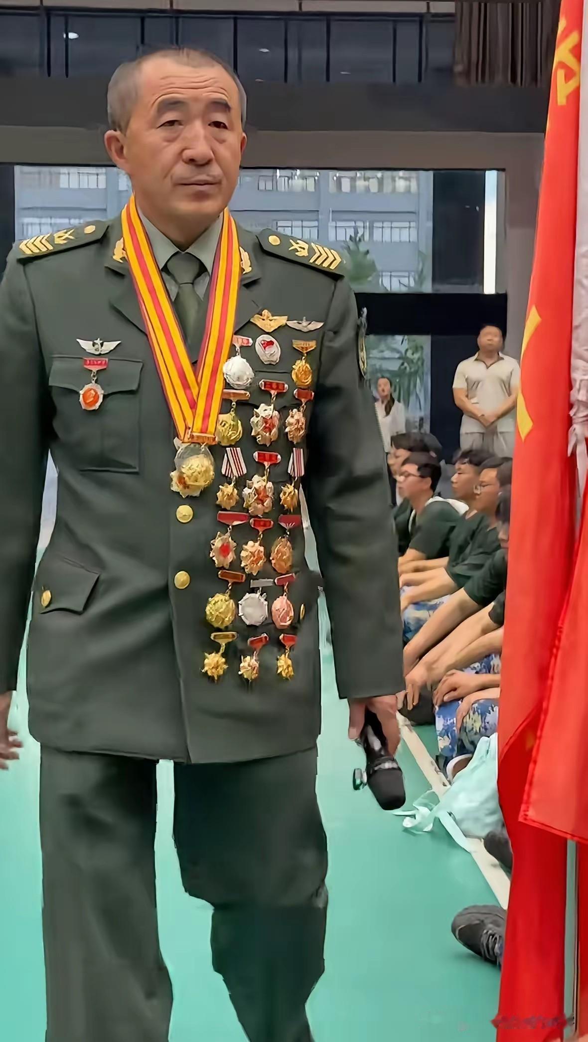 穆永厚：守护战鹰的一级军士长穆永厚，一级军士长，能维修现役所有型号直升机！