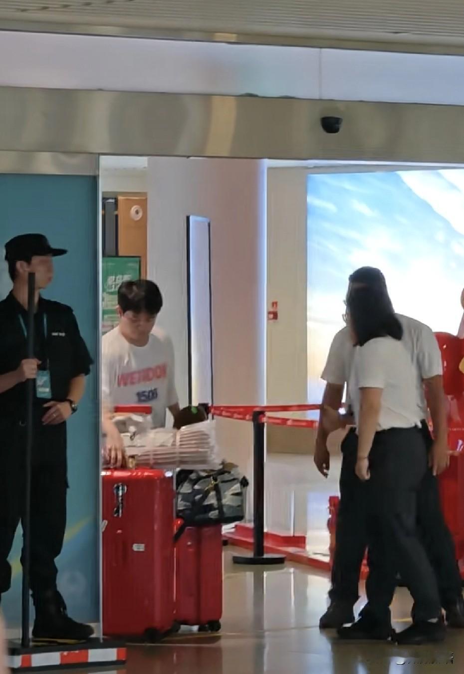 国乒休假了，林诗栋今天回到海南。林诗栋回海南，看到林诗栋的妈妈和关教练都来了，