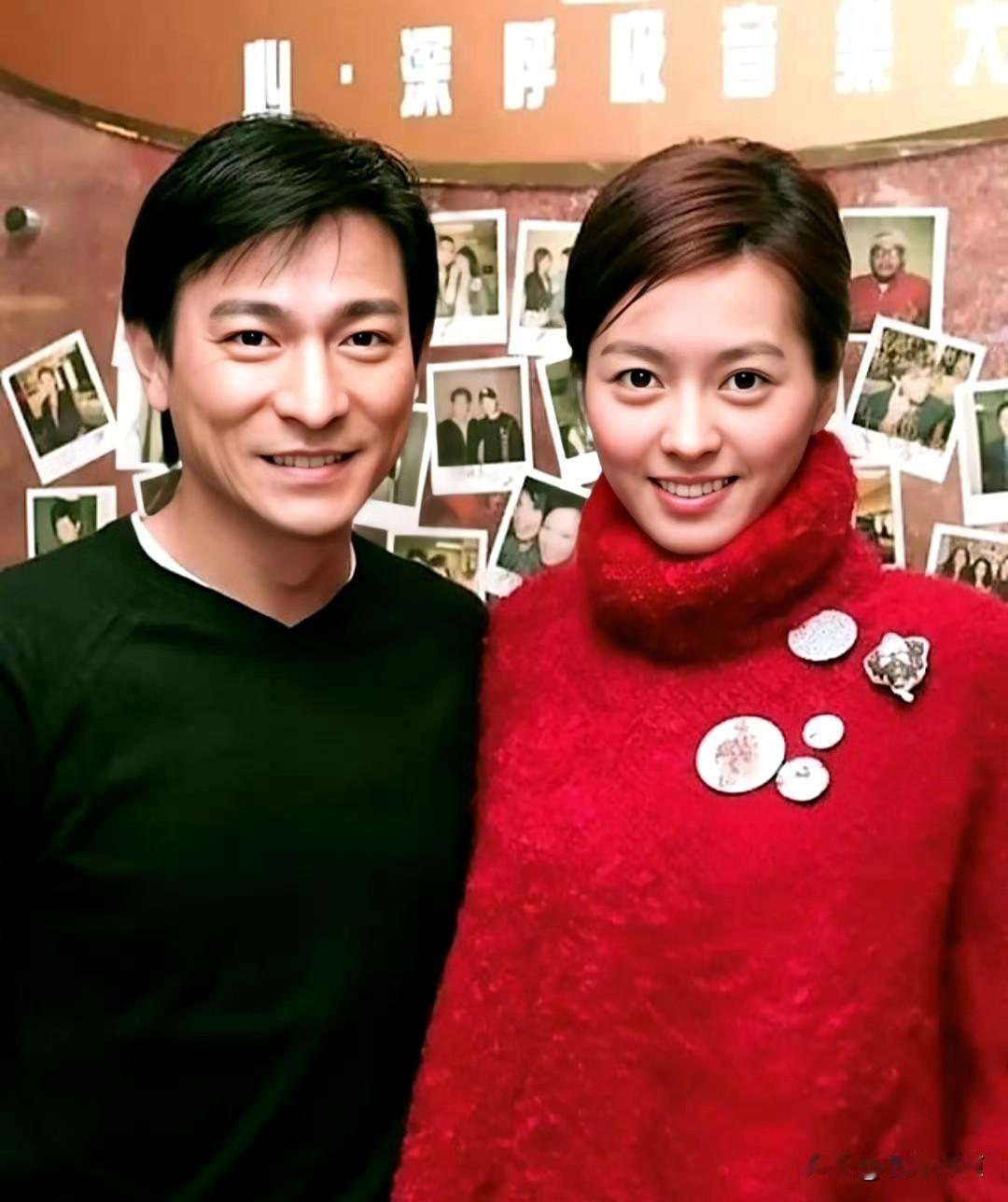 黑红配，太醒目了。和天王巨星刘德华合影的这位女士很秀丽雅致，个头也高，她也是一