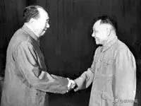 毛主席逝世后，有些人拿“文革”说事，夸大毛主席在“文化大革命”中所犯的错误，甚至