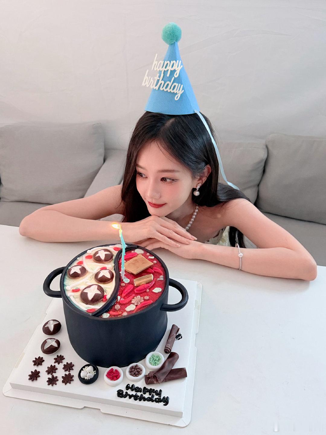 李一桐生日莲花灯起火了氛围感戛然而止！好好的生日仪式感，被突然起火的莲花灯打乱，