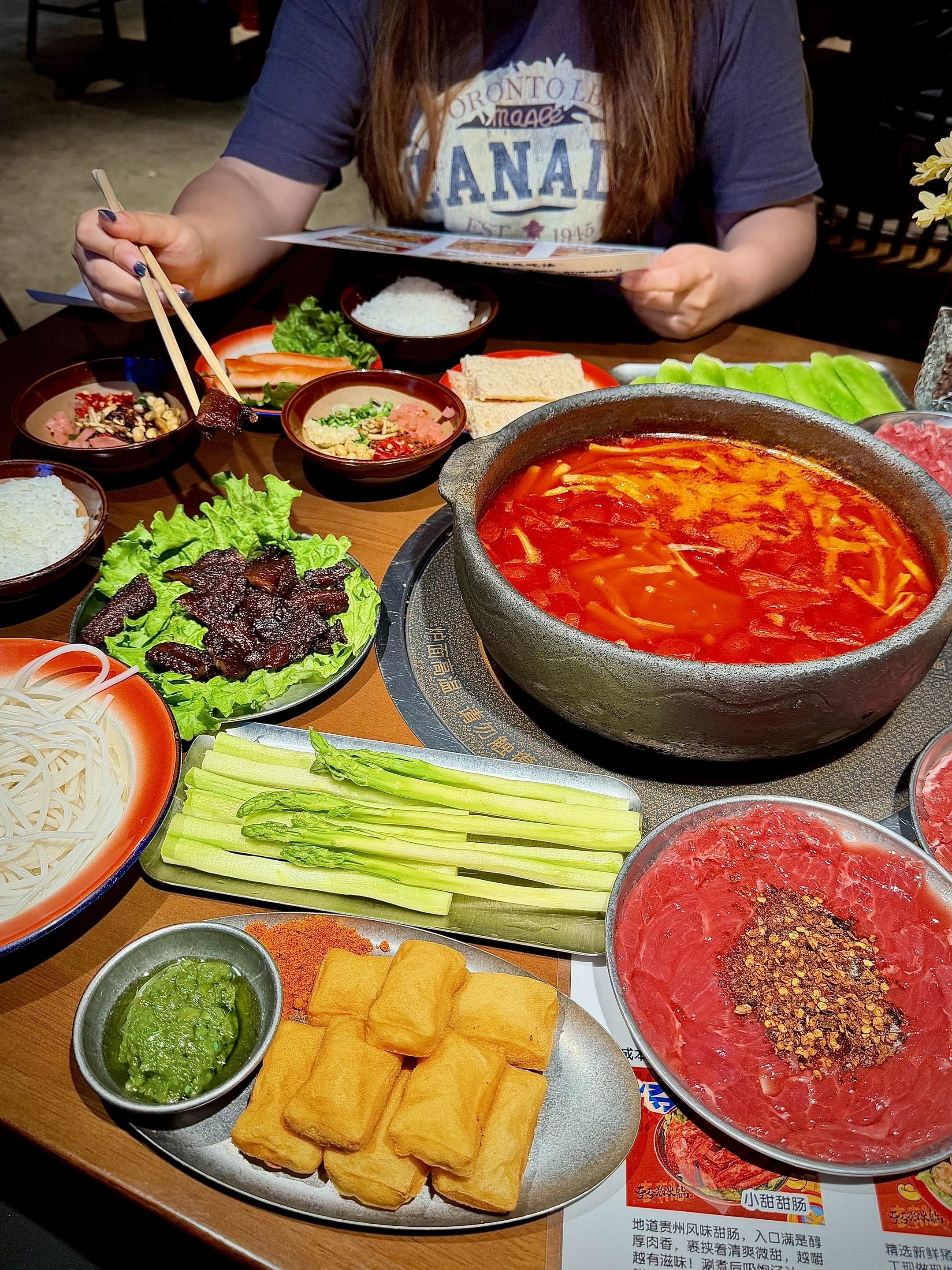 大连西安路！这锅贵州酸笋酸汤火锅给我吃爽。夏天炎热没胃口，重油重辣吃腻...