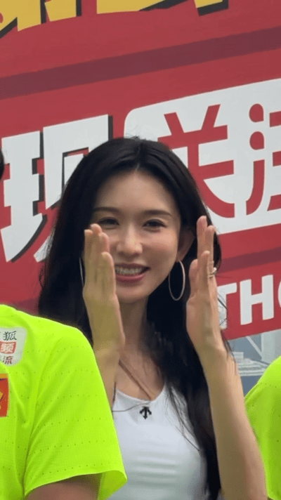 林志玲被杨九郎逗笑了杨九郎长在林志玲的笑点上杨九郎一句“推门就吃”直接戳中林志玲