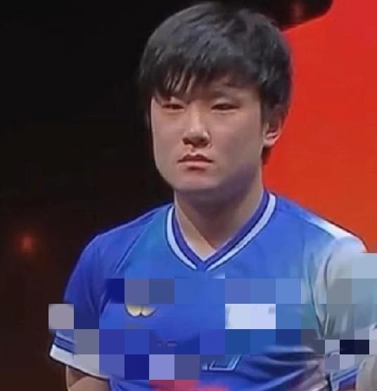 张本智和那几秒沉默，真是把空气都憋住了。记者问想不想回国，他卡在那儿，一个字没