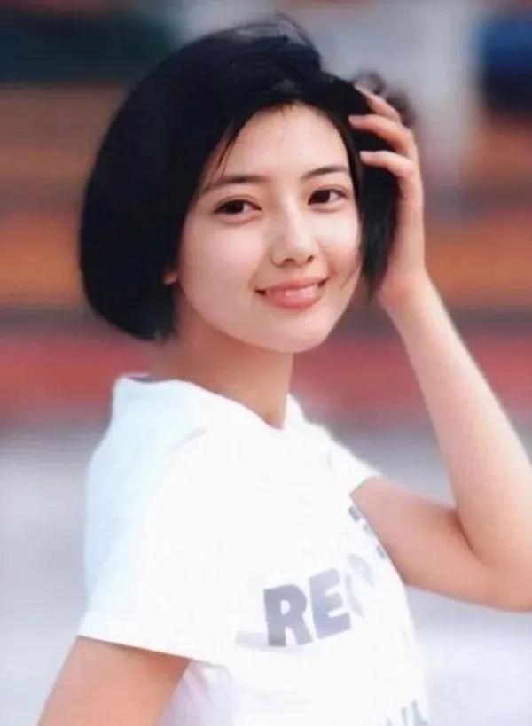 少女时期的高圆圆，真美女果然是从小美到大啊，太清纯了。#高圆圆#