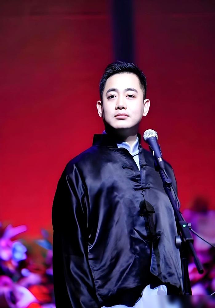 几十万条唾沫星子当头砸下，德云社演员王筱阁连夜锁死账号。为了替偶像薛之谦出气，他