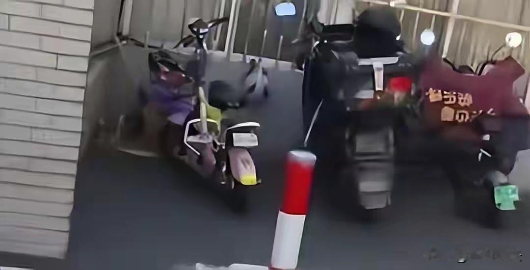 江苏无锡，小哥电动车被他人擅自骑走，找到时车钥匙被拔除，车辆无法正常启动，导致无