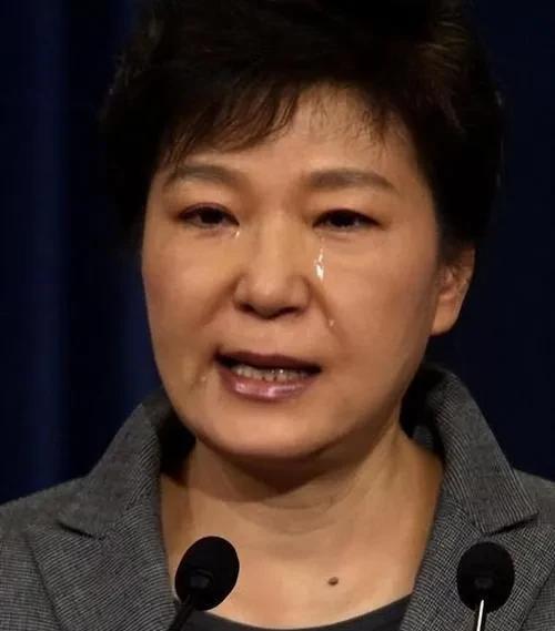 朴谨惠的麻烦马上就来了，这真是求锤得锤，自找的。韩国新任总统李在明上任的第一天