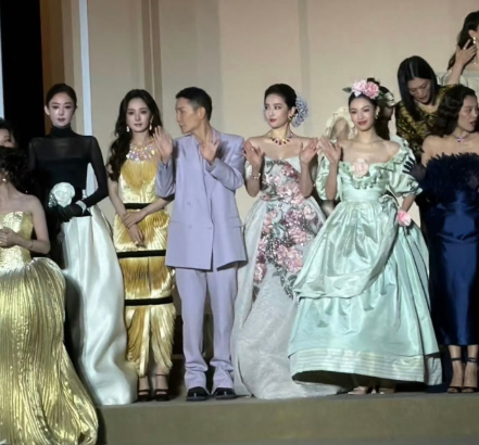 刘亦菲明年不用别人给她让位置了今年她是站在后面等着别人给她让位置，等着刘冲给他