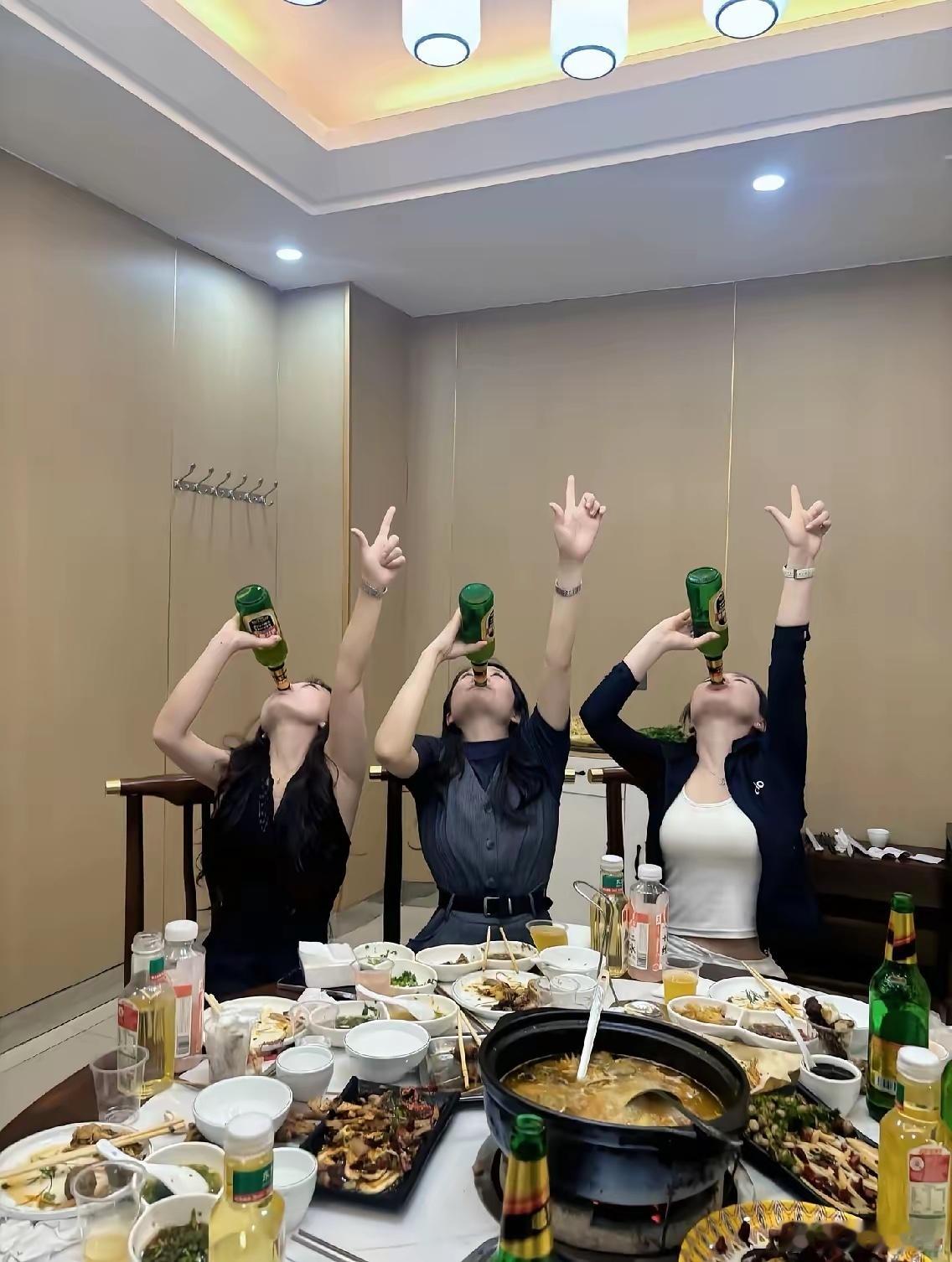 一个真的会喝，一个假装不会喝，一个又菜又爱喝