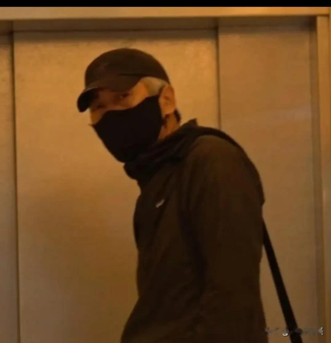 周润发赴医院探望生病中的许绍雄，棒球帽也遮不住已经花白的头发，他还戴着黑口罩，还