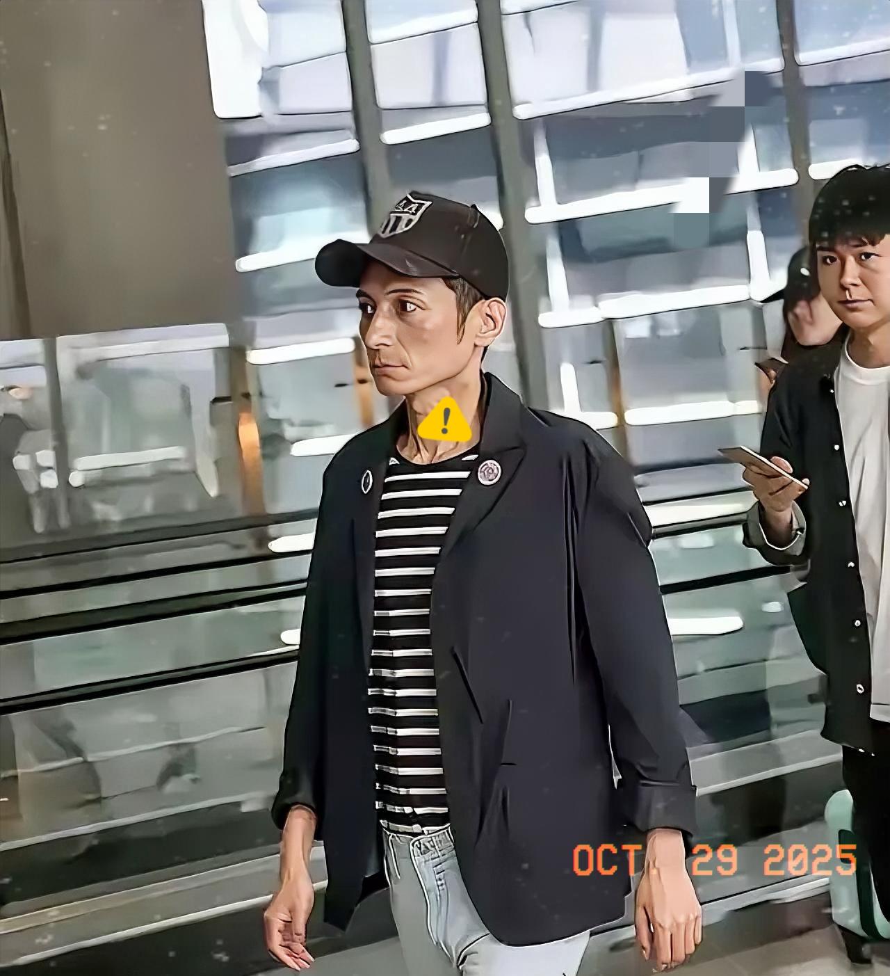 李维嘉瘦成皮包骨了，比何炅还瘦。网上说他有洁癖，生活特别讲究，吃饭坐哪儿都要消毒