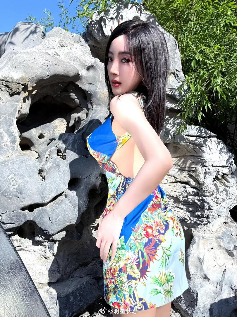 马卉老师这组户外随拍的新穿搭，还是这么落落大方展示好身材​​​