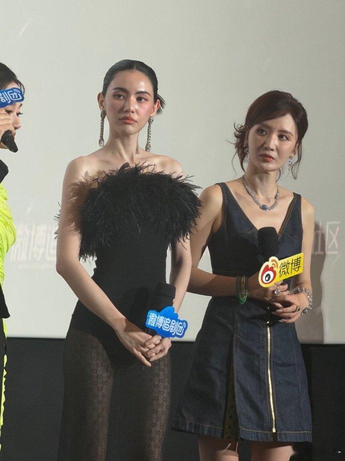 C位给主演张萌站一边张萌这种甘当背景板的制片人真的太让人佩服了！她把C位让给年