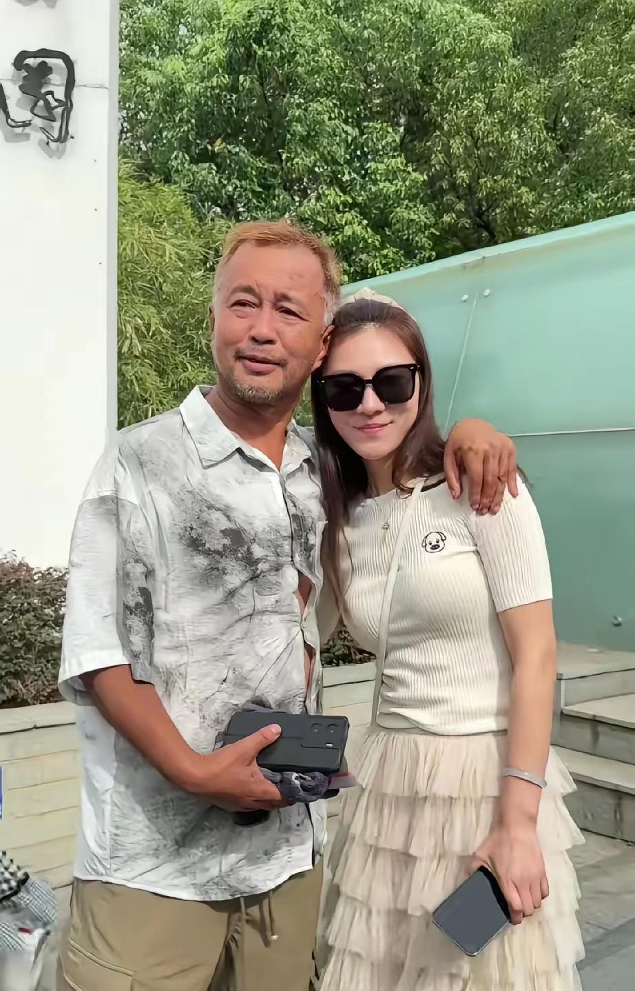上海流浪大师沈巍与南京美女晓晓的爱情沈巍又去南京看女友晓晓了，沈巍身边的几个人