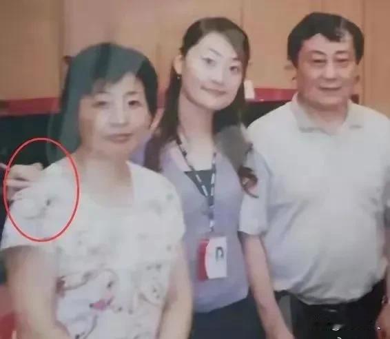 宗馥莉这闺女是真给力啊！最近她在海外的资产被扒出来了，还特意在香港给老妈施幼珍买