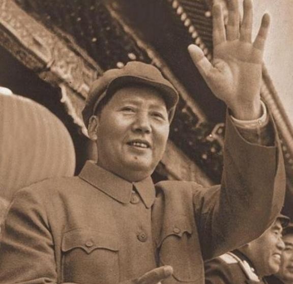 1954年，金日成派人送来24箱苹果给毛主席，主席收到后让拿给警卫团享用，然而当