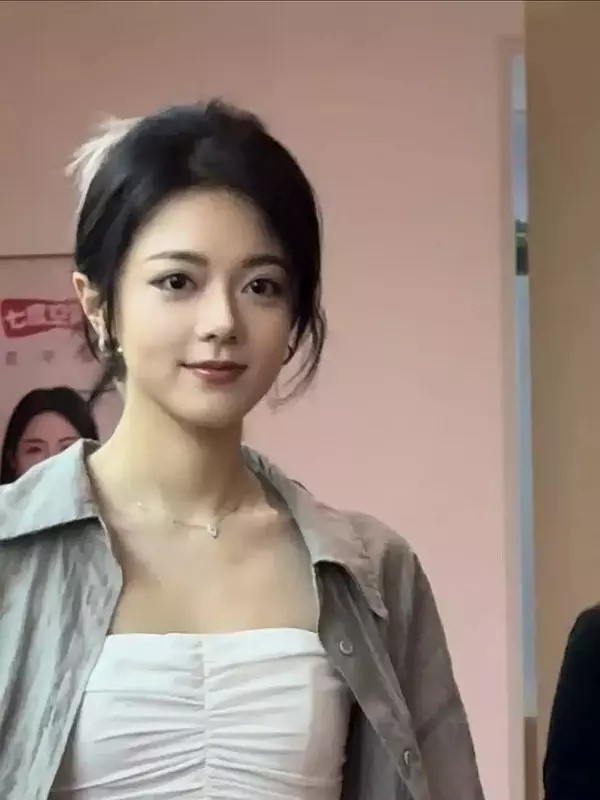 赵今麦在路人镜头里现原形了精修再美都没路人原相机拍的好看，太还原美貌了​​​