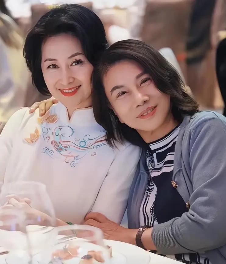 这张照片定格了商界罕见的温柔瞬间。格力“铁娘子”董明珠与“澳门女掌门”何超琼并肩