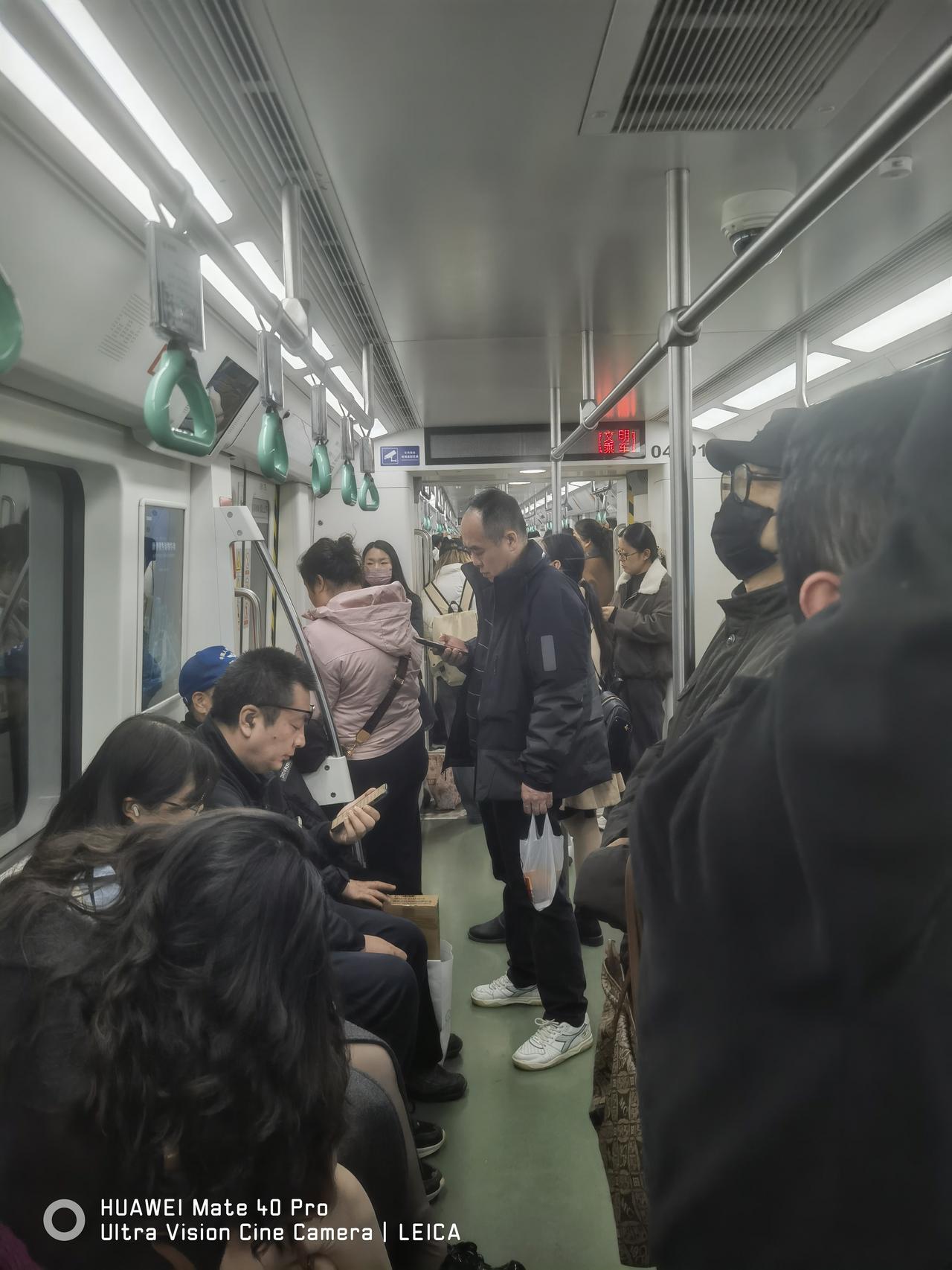 快报！今天周一下午三点，西安地铁四号线客流量依然很大，看来西安市民工作生活对地铁