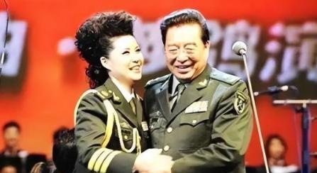 最好的婚姻，不是看开场有多惊艳，而是看终局有多体面。深夜，黄宏演出回来，在小区