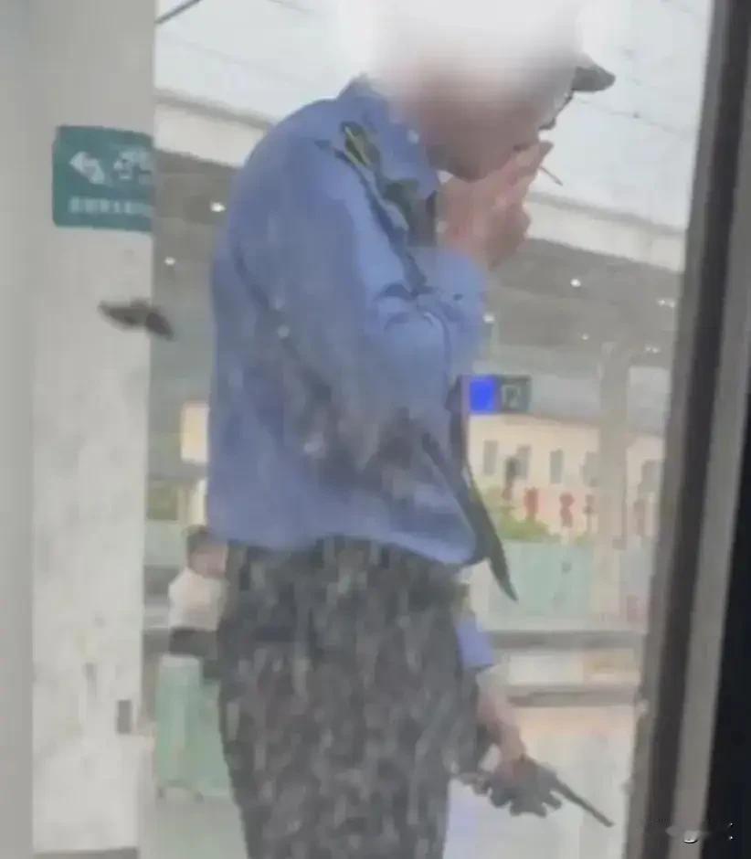 近日，沈女士因举报高铁列车员在工作期间抽烟一事引发舆论关注，网上几乎是一边倒，纷