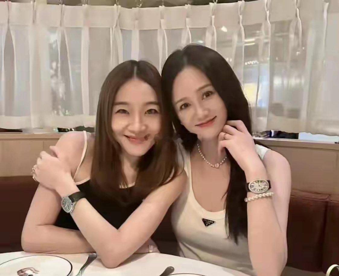 陈乔恩携老公艾伦一起和朋友聚餐，身材成焦点，45岁还是那么美!！！！！！！