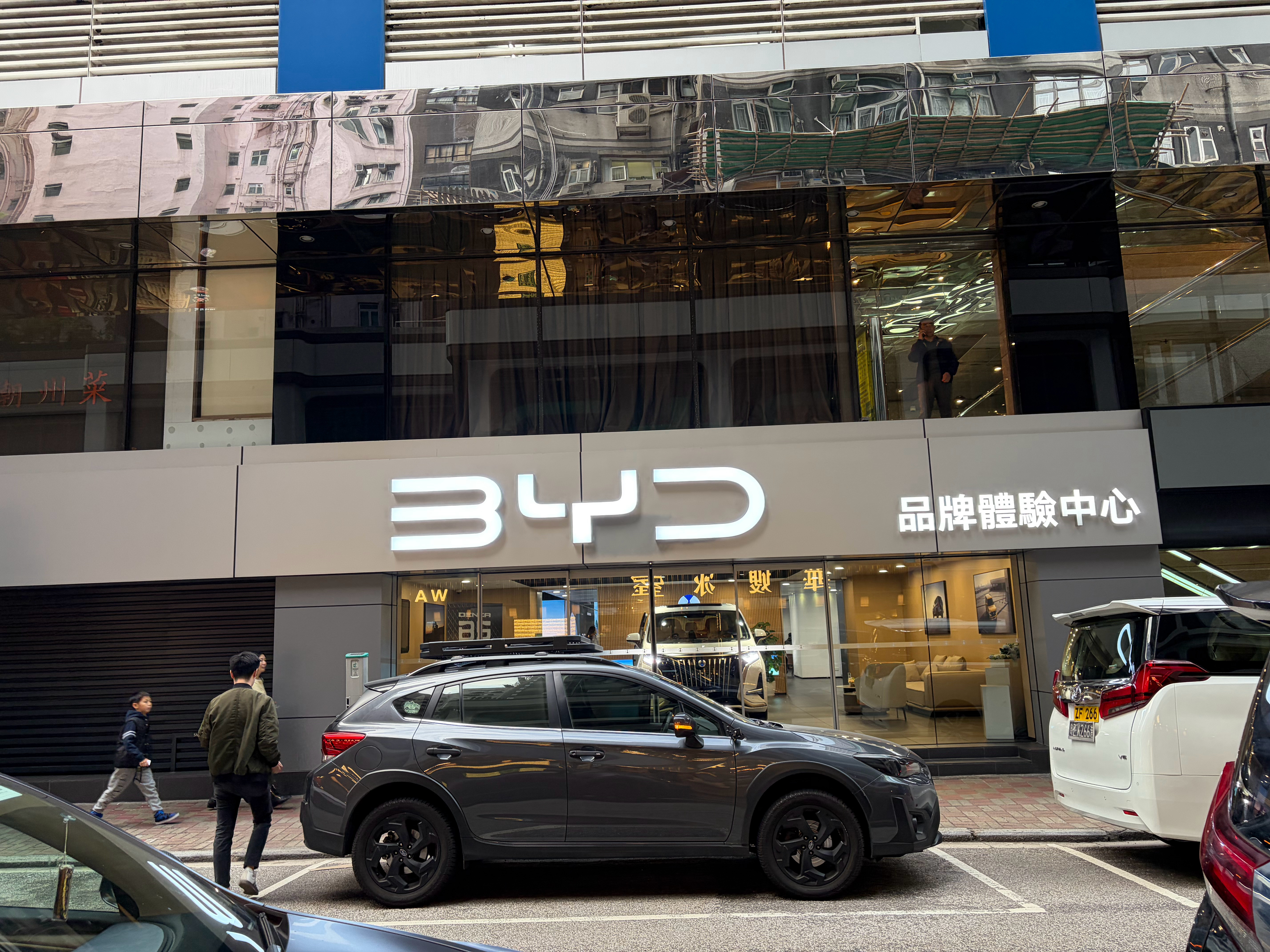 香港居民疯抢国产电动车还别说，国产电动车在香港还是挺受欢迎的上次去香港就看到很多