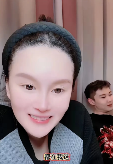 现在不少人都说赵本山的女儿球球长相太怪了，确实赵珈萱长相确实很有特点，她自己也挺