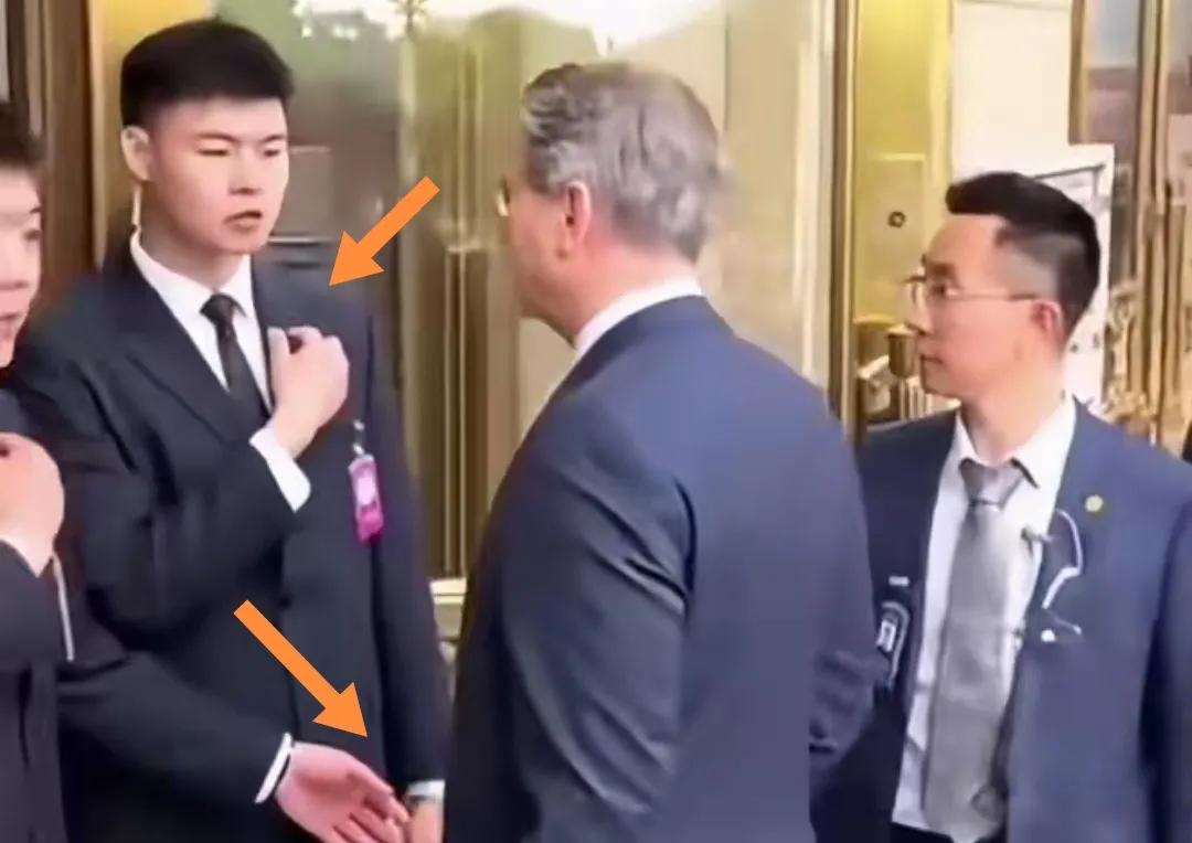 美国财长进人民大会堂时没戴“胸章”工作人员（进门的识别章）拦停止步。