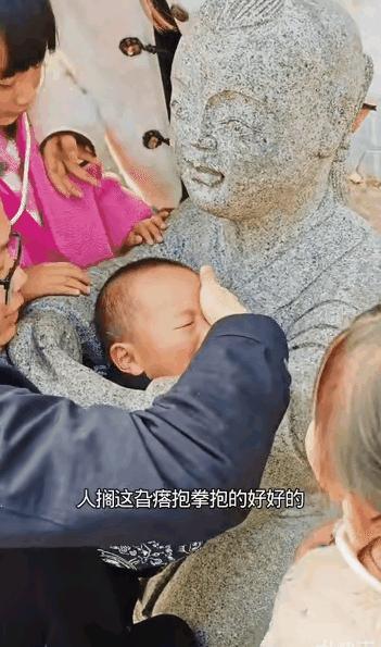 “真急死人！”周末父母带着孩子去公园游玩，调皮的小男孩看到一个双手抱拳跪地的石像